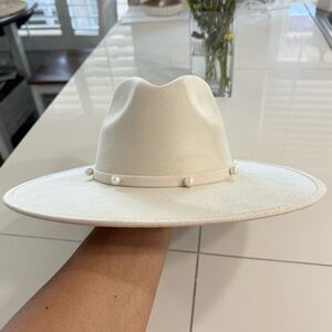 **NEW Off White Hat w/ pearls Size Medium (58mm-59mm)